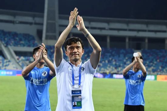 两个奶奴左右跪伺候男主人视频